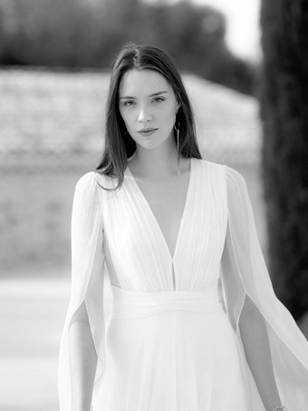 シンプルなウェディングドレス ボールガウン Vネック 長袖 ボタン付き ブライダルドレス