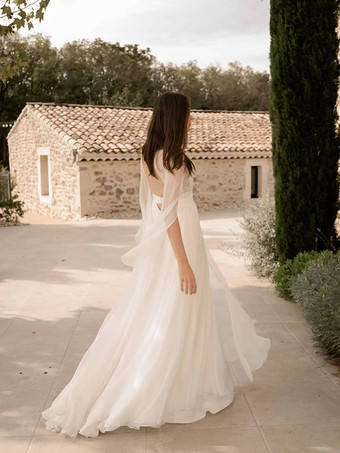 シンプルなウェディングドレス ボールガウン Vネック 長袖 ボタン付き ブライダルドレス