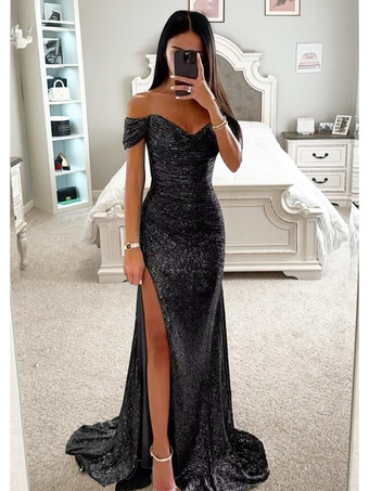 ブラック オフショルダーとハイスリットのスパンコールマキシドレス（フォーマルイベント2025）