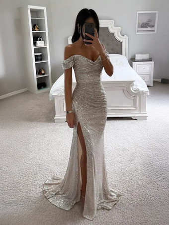 シルバー オフショルダーとハイスリットのスパンコールマキシドレス（フォーマルイベント2025）