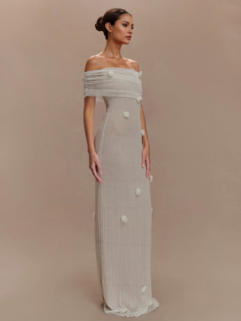 2025年のフォーマルなイベントにぴったりな、花柄のオフショルダーマキシドレス