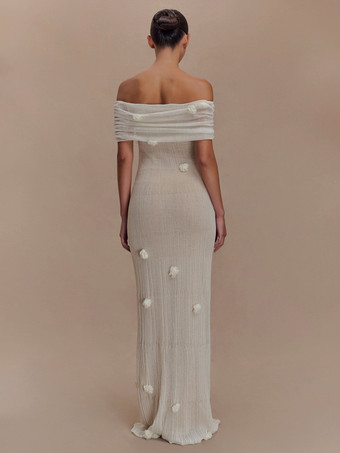 2025年のフォーマルなイベントにぴったりな、花柄のオフショルダーマキシドレス