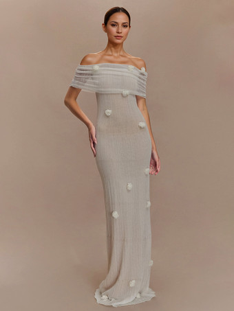 2025年のフォーマルなイベントにぴったりな、花柄のオフショルダーマキシドレス