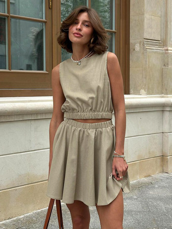 カーキ コットン＆リネンのノースリーブクロップトップとミニスカートの2ピースセット（2025年夏カジュアルウェア）