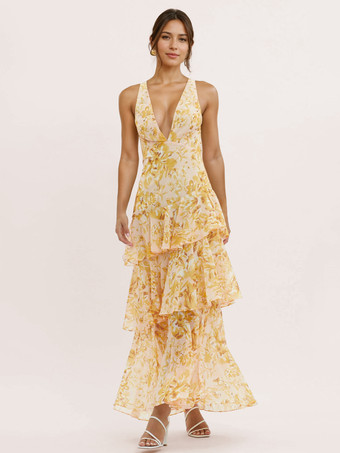 イエロー深めのVネックとオープンバックが特徴の花柄プリントのレイヤードフリルロングドレス 2025