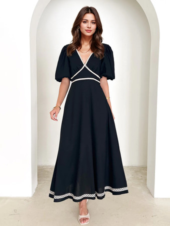2026年夏向け、Vネックとホワイトトリムの半袖ブラックロングドレス