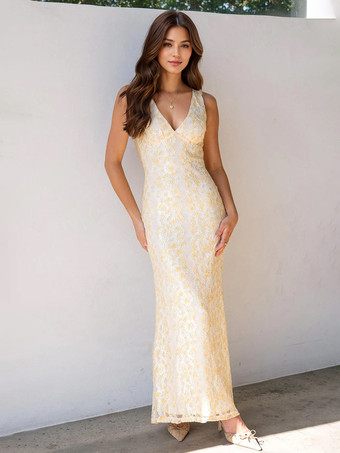 2025年夏にぴったりの、深めのVネックとオープンバックのノースリーブレースマキシドレス