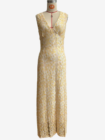 2025年夏にぴったりの、深めのVネックとオープンバックのノースリーブレースマキシドレス