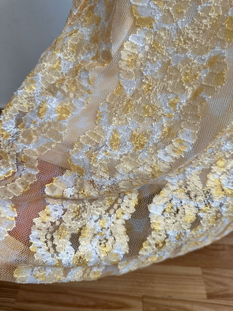 2025年夏にぴったりの、深めのVネックとオープンバックのノースリーブレースマキシドレス