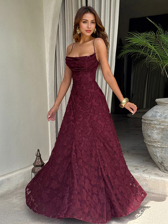 2025年夏のイベントにぴったりの、バックレスデザインのジャカードマキシスリップドレス