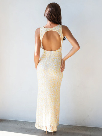 2025年夏にぴったりの、深めのVネックとオープンバックのノースリーブレースマキシドレス