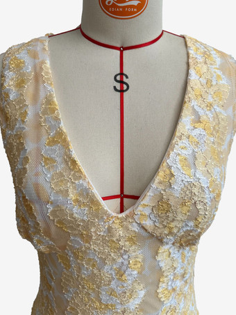 2025年夏にぴったりの、深めのVネックとオープンバックのノースリーブレースマキシドレス