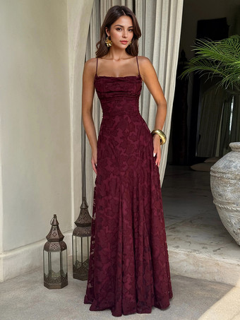 2025年夏のイベントにぴったりの、バックレスデザインのジャカードマキシスリップドレス