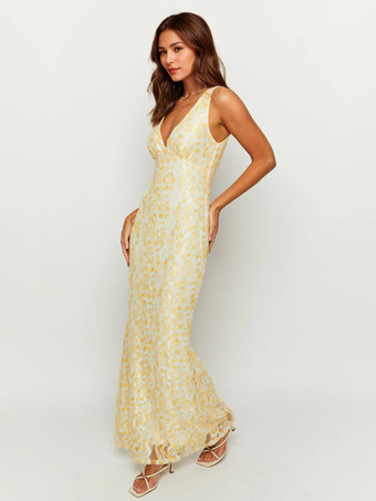 2025年夏にぴったりの、深めのVネックとオープンバックのノースリーブレースマキシドレス