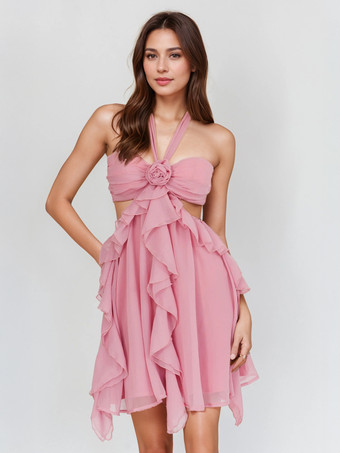 2025年夏にぴったりな、花柄のアクセントとホルターネックが特徴のピンクのシフォンフリルミニドレス