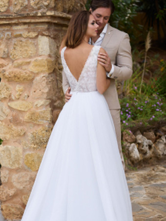 ボヘミアンウェディングドレス レース ボールガウン トレーン付き ナチュラルウエスト ジッパー ノースリーブ Vネック ホワイト