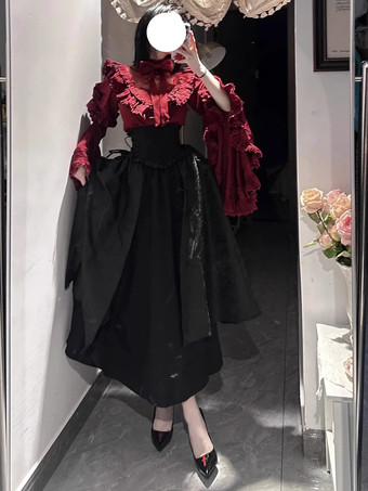 ゴシックロリータの衣装 レースフリル 長袖ブラウスと黒スカートのツーピーススーツ