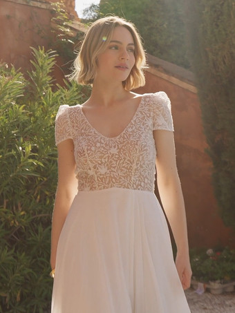 ボヘミアンウェディングドレス、ネックラインのデザイン、半袖、トレーン付きレースブライダルガウン