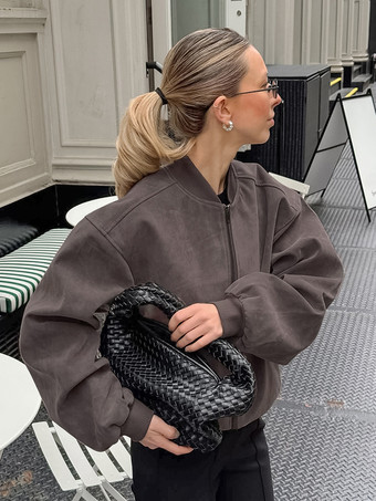 ストリートルックにぴったりのレトロなジップアップボンバージャケット 2025