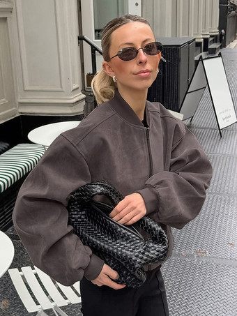 グレイストリートルックにぴったりのレトロなジップアップボンバージャケット 2025