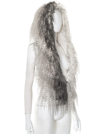 フェイクファーのバックレスフード付きトップス（フリンジ裾付き、レディース向け）2025年