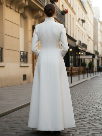 スタンドカラーとAラインシルエットのホワイトウールのフルレングスコート（レディース 2025年）