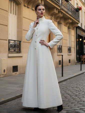 スタンドカラーとAラインシルエットのホワイトウールのフルレングスコート（レディース 2025年）
