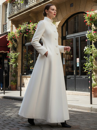 スタンドカラーとAラインシルエットのホワイトウールのフルレングスコート（レディース 2025年）