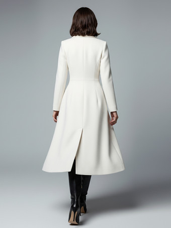 シャープなラペルとXラインが特徴のホワイトウールのダブルブレストミディコート（レディース 2025年モデル）