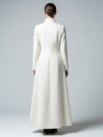スタンドカラーとAラインシルエットのホワイトウールのフルレングスコート（レディース 2025年）