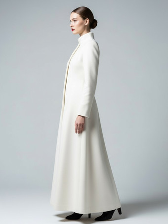 スタンドカラーとAラインシルエットのホワイトウールのフルレングスコート（レディース 2025年）