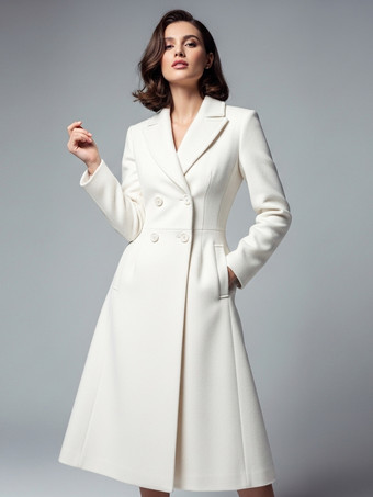 シャープなラペルとXラインが特徴のホワイトウールのダブルブレストミディコート（レディース 2025年モデル）