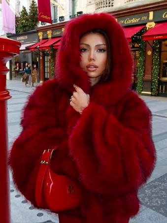 レディース向けバーガンディフード付きフェイクファージャケット 2025