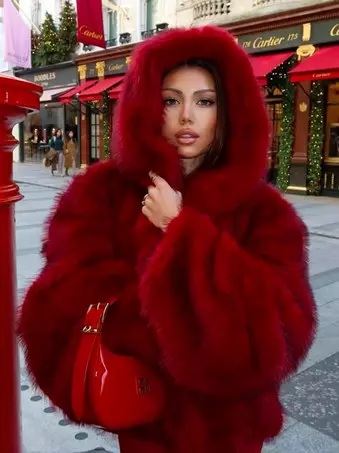 レディース向けバーガンディフード付きフェイクファージャケット 2025