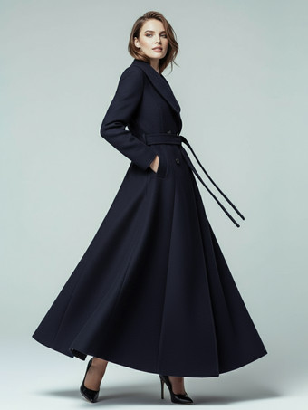 ダークネイビーショールカラーとダブルブレストのウール製ベルト付きマキシコート（レディース 2025年）