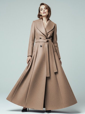 ラクダ色 ショールカラーとダブルブレストのウール製ベルト付きマキシコート（レディース 2025年）