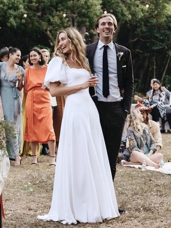 ホワイトシンプルなウェディングドレス サテン生地 スクエアネック 半袖 サッシュ Aライン ブライダルガウン