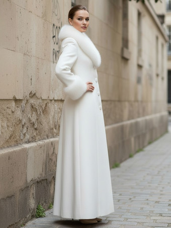 フェイクファーの襟と袖口が付いたマキシ丈のホワイトウールコート（レディース 2025年）