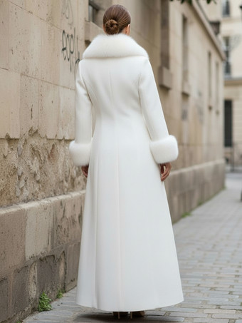 フェイクファーの襟と袖口が付いたマキシ丈のホワイトウールコート（レディース 2025年）