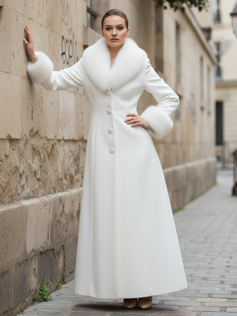フェイクファーの襟と袖口が付いたマキシ丈のホワイトウールコート（レディース 2025年）