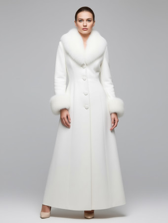 フェイクファーの襟と袖口が付いたマキシ丈のホワイトウールコート（レディース 2025年）
