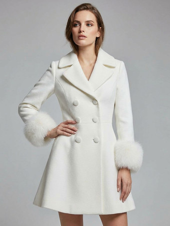 ワイドラペルとフェイクファーカフス付きホワイトダブルブレストウールブレンドコート（レディース2025年）