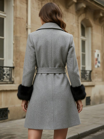 ベルト付きダブルブレストウールブレンドコート、ワイドラペル、ブラックフェイクファーカフス 2025