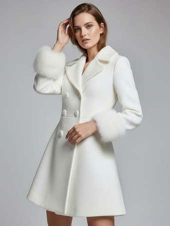ワイドラペルとフェイクファーカフス付きホワイトダブルブレストウールブレンドコート（レディース2025年）