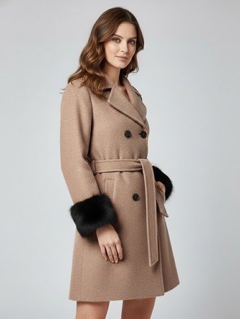 ラクダ色 ベルト付きダブルブレストウールブレンドコート、ワイドラペル、ブラックフェイクファーカフス 2025