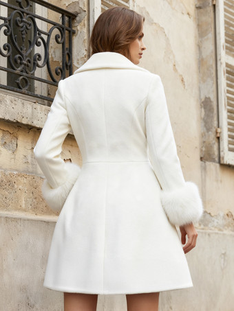 ワイドラペルとフェイクファーカフス付きホワイトダブルブレストウールブレンドコート（レディース2025年）
