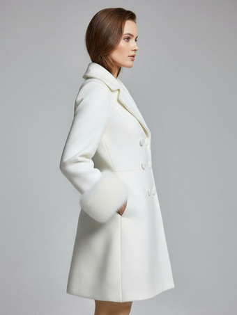 ワイドラペルとフェイクファーカフス付きホワイトダブルブレストウールブレンドコート（レディース2025年）