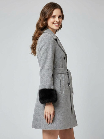 ベルト付きダブルブレストウールブレンドコート、ワイドラペル、ブラックフェイクファーカフス 2025