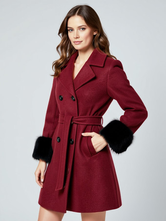 ワインレッド ベルト付きダブルブレストウールブレンドコート、ワイドラペル、ブラックフェイクファーカフス 2025