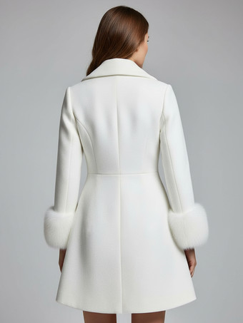 ワイドラペルとフェイクファーカフス付きホワイトダブルブレストウールブレンドコート（レディース2025年）
